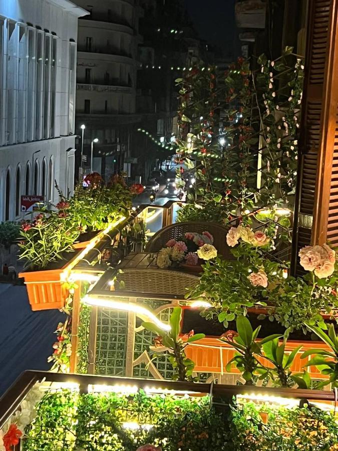 Paris East بيت شباب