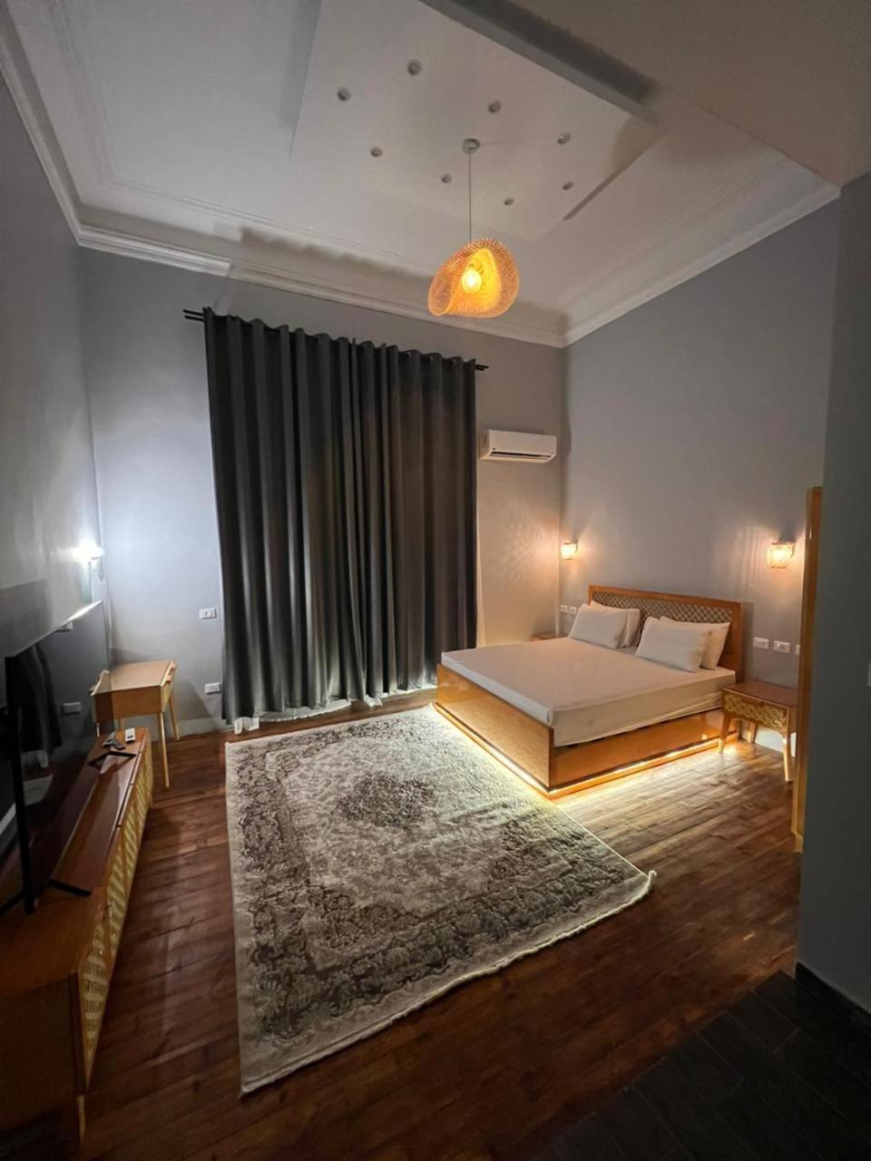 Paris East بيت شباب