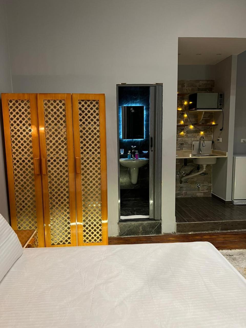 Paris East بيت شباب